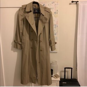 Burberry Vintage Trench coat, size medium (6-8)